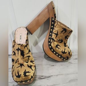 Miu Miu Gold Satin Black Swallow Birds Wooden Mules Clogs Women's Size 37/6.5